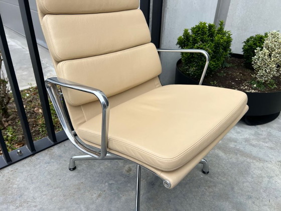 Vitra Eames EA216 Lederen Fauteuil – Leather, Metal (photo 4 of 12)