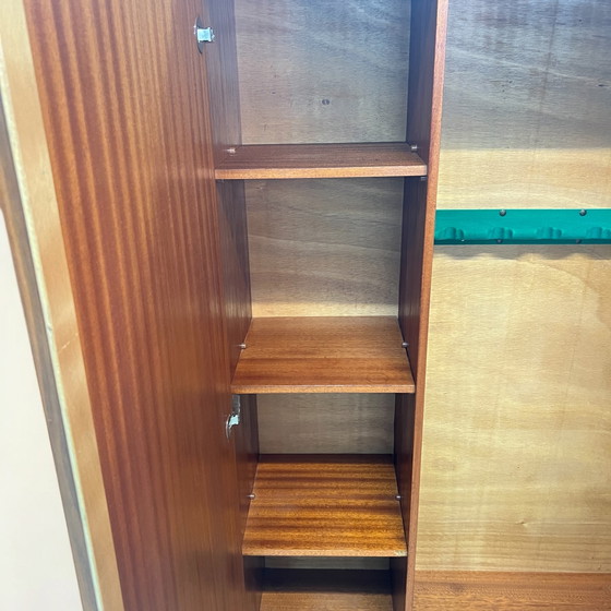 Image 1 of Armario para armas de mediados de siglo con capacidad para 5 armas largas y diversos accesorios de diseño clásico.