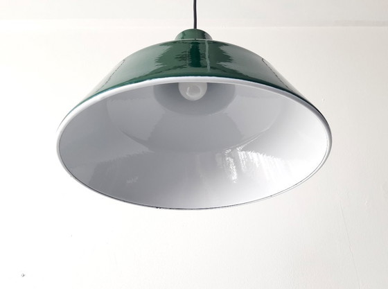 Image 1 of Louis Poulsen dunkelgrüne Emaille Pendellampe, minimalistische industrielle dänische Pendellampe, Mid-Century Modern Esstischlam