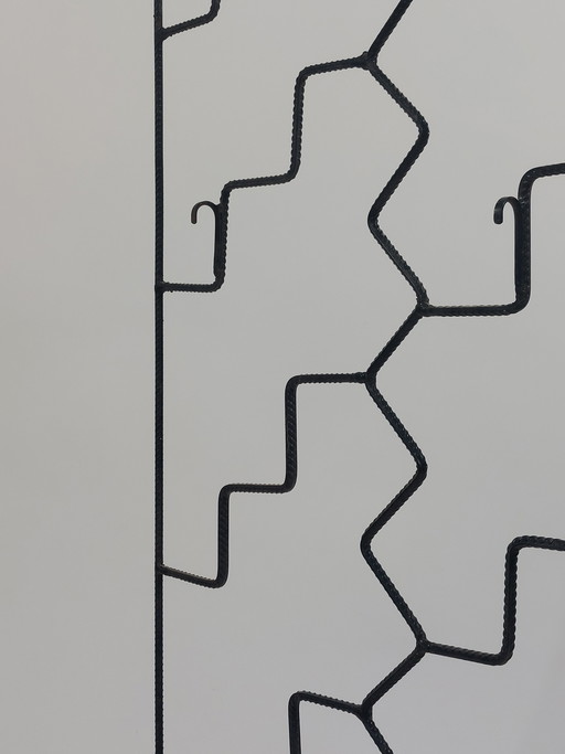 Esclusivo appendiabiti decorativo da parete saldato in acciaio strutturale.
