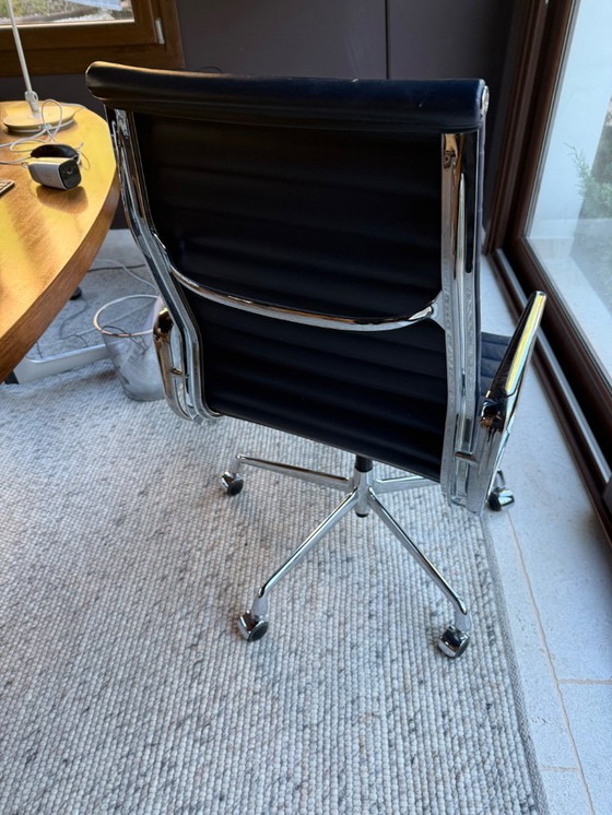 Image 1 of Vitra Eames EA119 Original Stuhl, blaues Leder