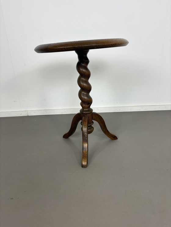 Image 1 of Vintage gedraaide eiken bijzet plantentafel