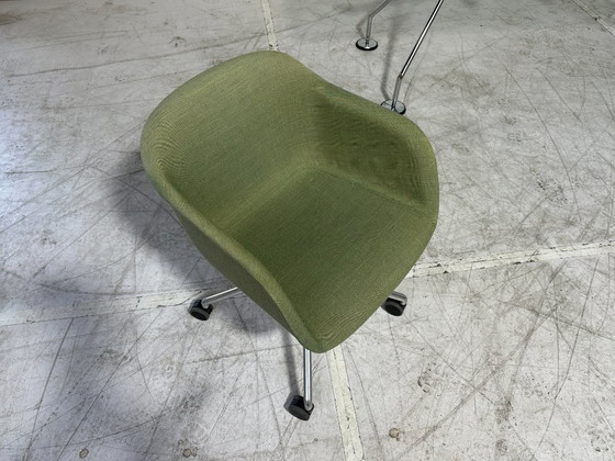 Sillón Muuto Fiber verde oliva - base giratoria sobre ruedas – Sillones, Plastic (photo 3 of 6)