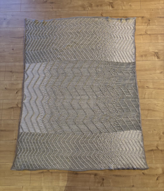 Image 1 of Coperta Jongeriuslab | Simone Post per Textielmuseum, grigio/bianco