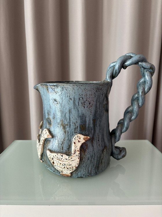 Keramische kan met gevlochten handvat en reliëffiguren, Decoratieve objecten, Keramiek, Blauw, Rustic (foto 3 van 11)