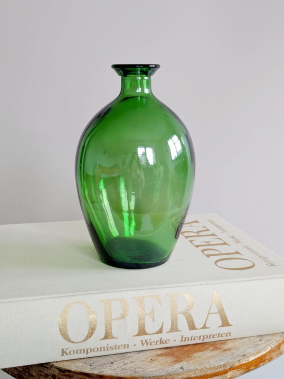 Image 1 of Vase bouteille en verre vert vintage, soufflé à la main, élément sculptural pour présenter un seul flacon.