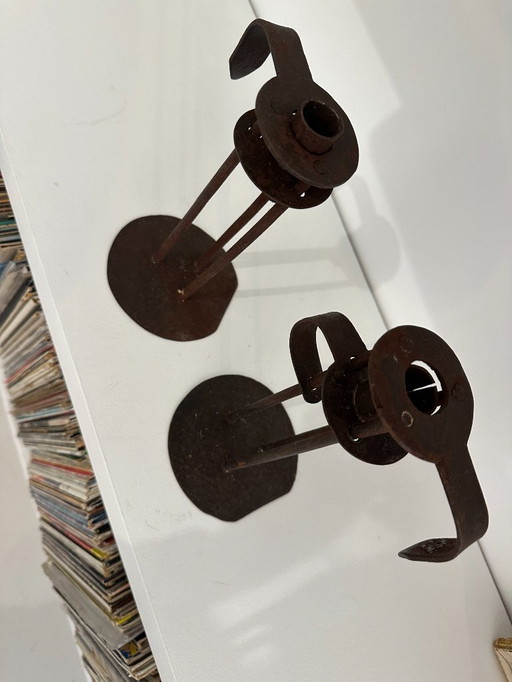 Paire de chandeliers en fer forgé – Sculptural et brut