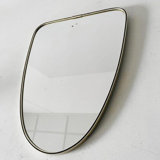 Image 1 of Espejo asimétrico de latón de mediados de siglo, década de 1950
