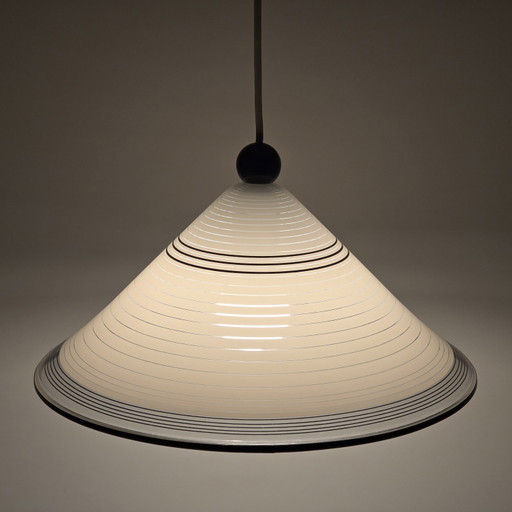 Rara lampada a sospensione conica in plastica vintage degli anni '80 con linee orizzontali.