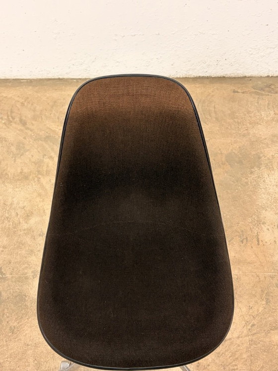 Image 1 of Silla lateral PSCC fabricada en fibra de vidrio por Charles y Ray Eames para Vitra / Herman Miller, década de 1970.
