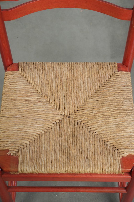 Image 1 of Sedia vintage in legno rosso degli anni '70 con seduta in canna intrecciata.