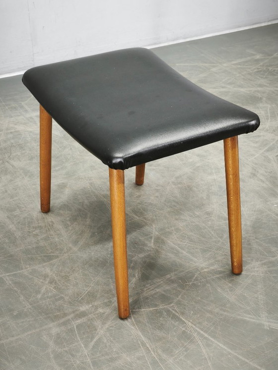 Image 1 of Poggiapiedi danese moderno in faggio con seduta in vinile nero, anni '60