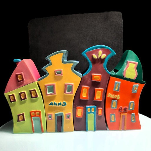 Ensemble abstrait de 4 maisons et tirelires colorées en résine, fabriquées à la main.