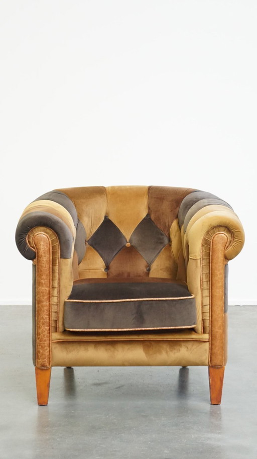 In zeer goede staat verkerende unieke stoffen patchwork chesterfield clubfauteuil in Engelse stijl
