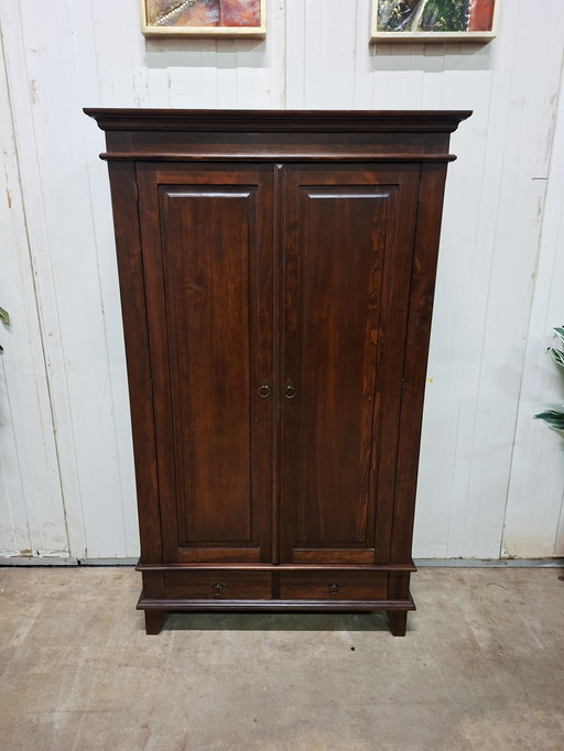 Credenza coloniale con 3 ripiani, dimensioni 110x45cm e altezza 185cm.