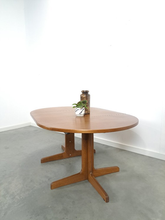 Image 1 of Round extendable dining table Thonet