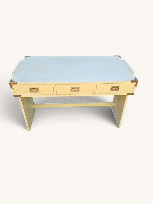 Scrivania vintage in stile country, realizzata in legno laccato color crema e ottone. – bureau, Wood, Brass