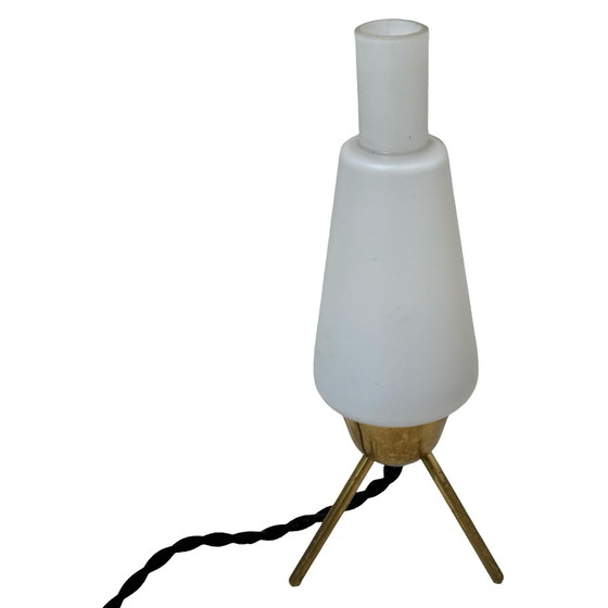 Image 1 of Atomic Age / Mid Century Modern - Driepoot lamp met wit gesatineerd glazen kap op messing poten