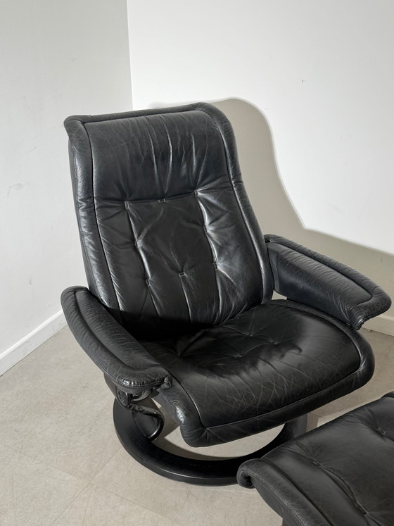 Poltrona relax nera Stressless con poggiapiedi – Poltrone relax (photo 4 of 7)