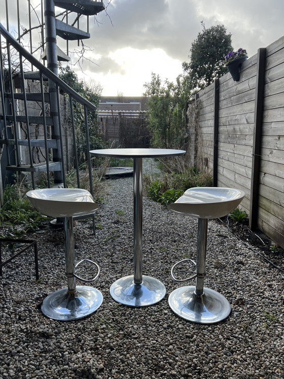 Image 1 of Ronde Bartafel Met 2 Verstelbare Barkrukken – Goede Staat