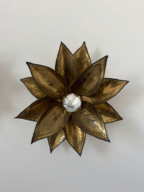Een paar vintage, gepatineerde messing wandlampen met bloemmotief, Frankrijk, 1960 – Brass (photo 5 of 8)