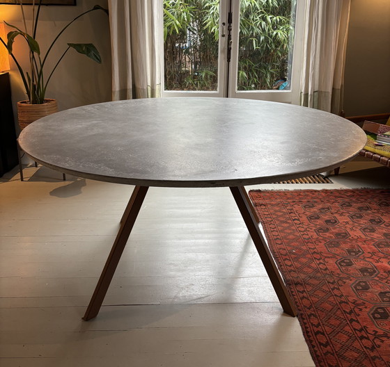 Image 1 of Mooie betonnen ronde eettafel met stalen frame 
