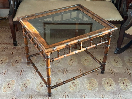 Mesa auxiliar de madera de nogal con tapa de cristal en estilo colonial