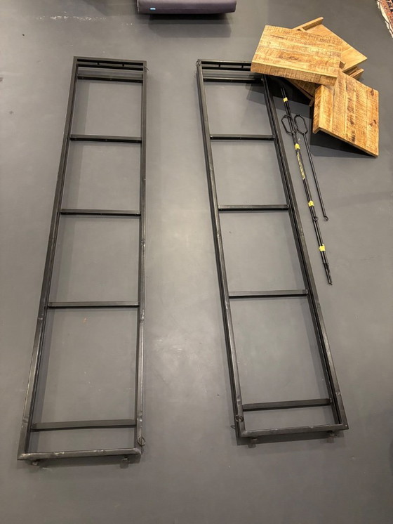 Image 1 of Meuble industriel noir avec étagères en bois de manguier