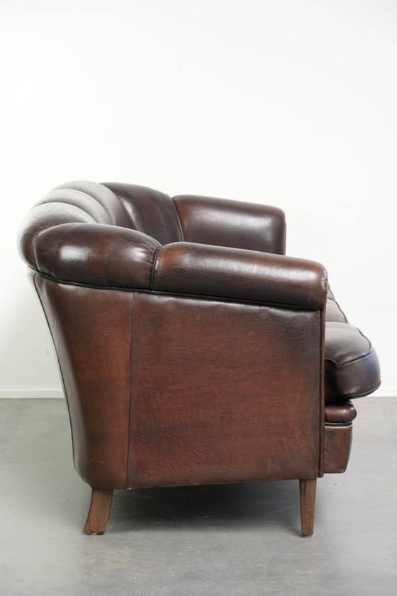 Prachtige set van een schapenleren bankstel samen met zijn bijpassende clubfauteuil met een luxe voorkomen (photo 12 of 22)