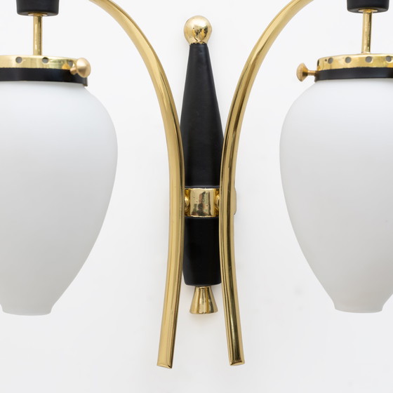 Image 1 of Stilnovo, coppia di scensori in ottone e vetro opalino della modernità italiana del Medioevo, anni '50