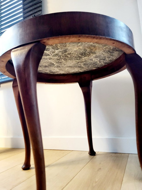 Image 1 of Table d'appoint ou table basse ancienne française, plateau en marbre et piètement en bois