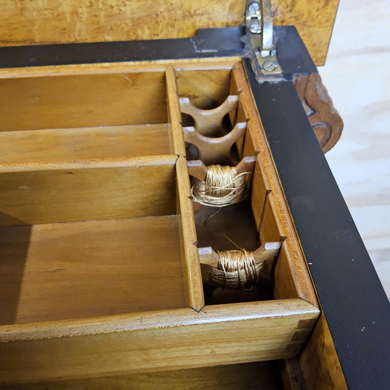 Image 1 of Mesa de costura Biedermeier antigua / mesa auxiliar de chapa de madera de raíz / mesa de almacenamiento