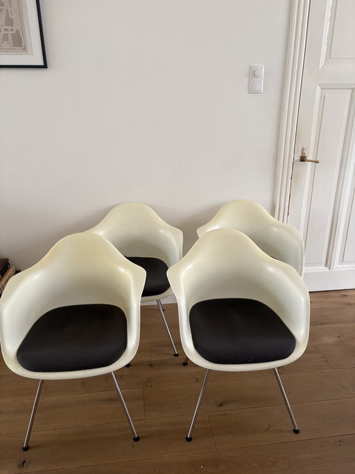 4 x Vitra Eames Dax stoel