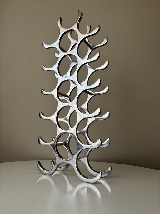 Botellero de aluminio de diseño con capacidad para 18 botellas.