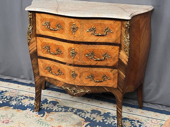 Commode in Lodewijk XV-stijl met palissanderfineer, verguld bronzen beslag en marmeren blad. – Ladekasten (photo 4 of 6)