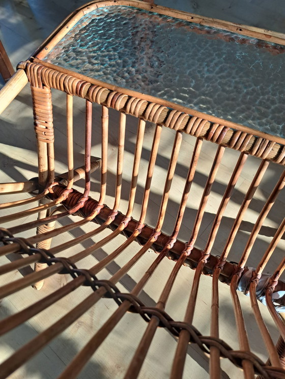 Image 1 of Table de lecture en rotin