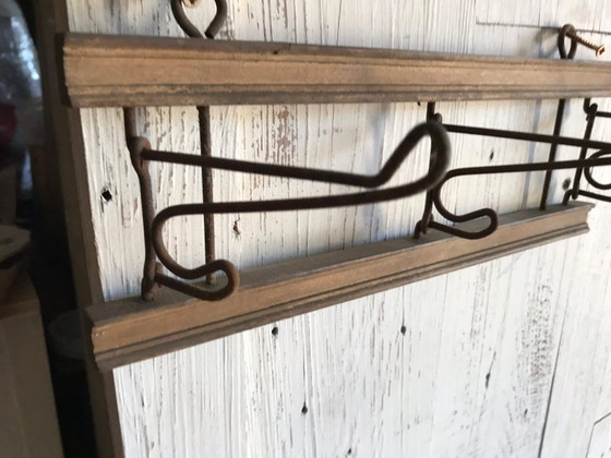 Estante antiguo de madera y hierro – Revisteros (photo 6 of 7)