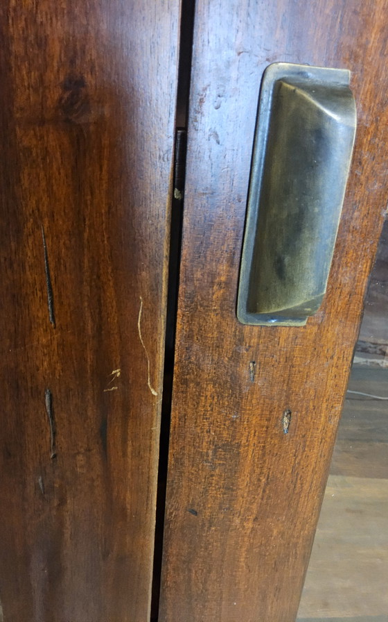 Image 1 of 2x Kolonialstil-Vitrinenschrank aus Holz mit Schublade / Porzellanschrank / Bücherregal / Barschrank