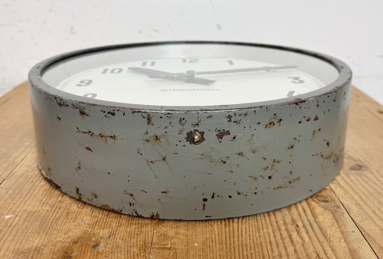 Image 1 of Grijze industriële fabriekswandklok van International, jaren 50