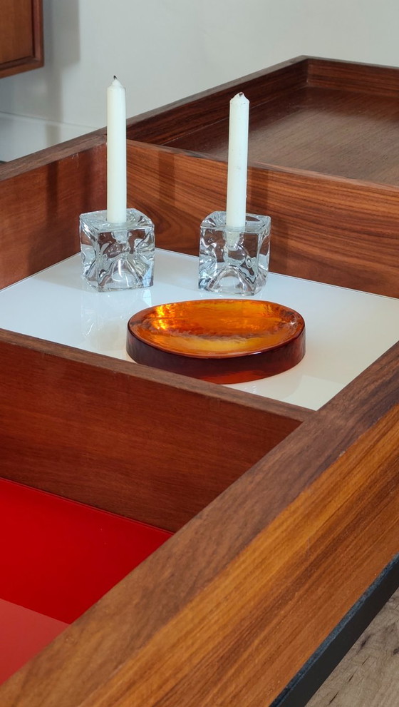 Image 1 of Un vecchio tavolo da lavoro riadattato come grande tavolino da caffè