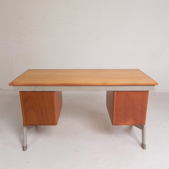 Escritorio industrial con 2 cajoneras, década de 1960. – Wood, Iron (photo 13 of 32)