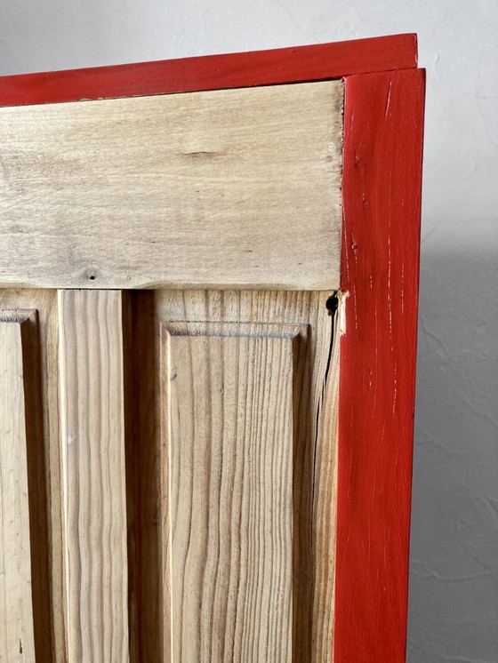 Image 1 of Kledingkast met glazen front, gemaakt van massief grenenhout.