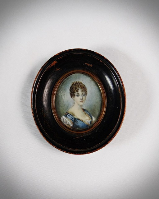 Tondo miniature portrait of a woman in the Empire style, hand-painted gouache 19th century