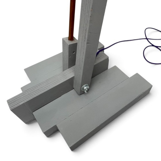 Op maat gemaakte grijze houten vloerlamp met koperkleurige kop – Vloerlampen, Metal, Rubber (photo 17 of 20)