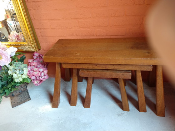 Image 1 of Set van drie eikenhouten bijzettafels 