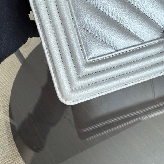 Image 1 of Borsa Chanel Boy Medium - Caviar 25CM Chevron Metallic Silver Ruthenium Silver Hardware Series 22