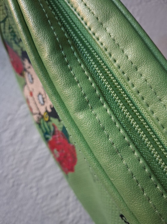 Image 1 of Bolso de hombro Betty Boop de piel sintética en color verde anís.