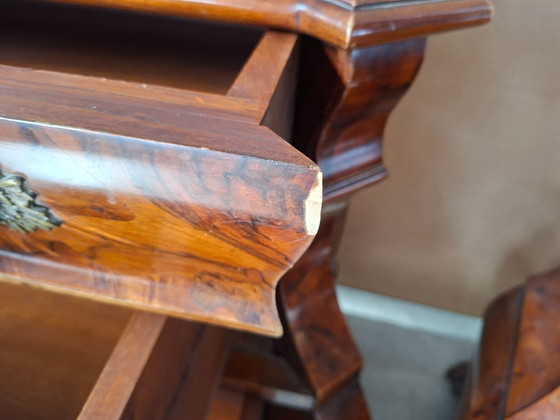 Image 1 of Niederländisches Barock-Triptychon aus den 1920er Jahren – Klappschrank und zwei eingelegte Nachttische