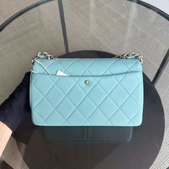 Image 1 of Chanel 2020 Elegante Saison-Klapptasche mit Harzkette – Gestepptes Lammleder in Tiffany-Blau, GHW Nr. 29