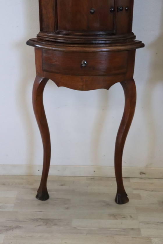 Image 1 of Juego de 2 armarios esquineros de nogal del siglo XVIII